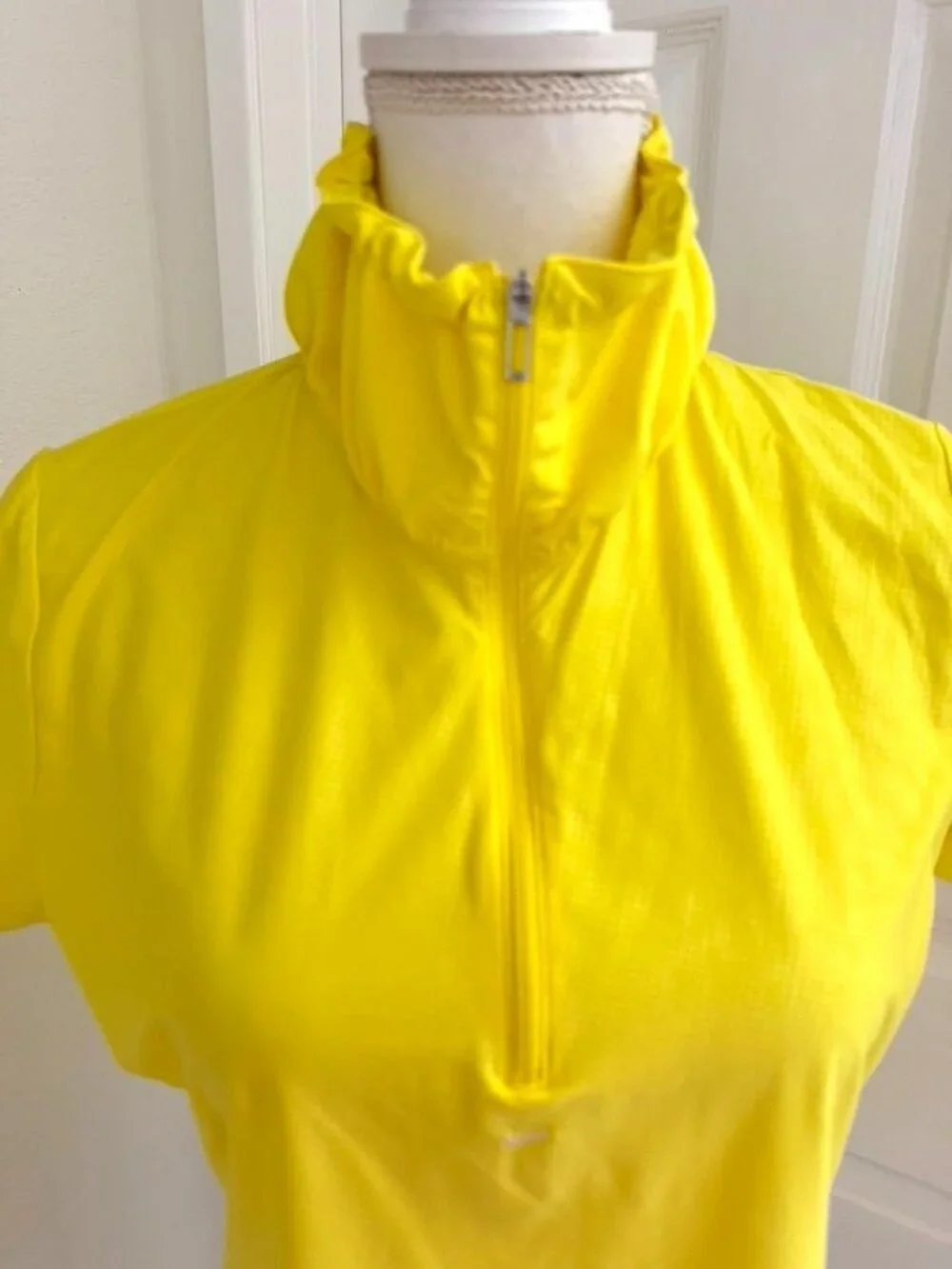 Nike Golf Dri Fit Bright Yellow Half Zip Short Sleeve Ruched Neckline Sz Medium